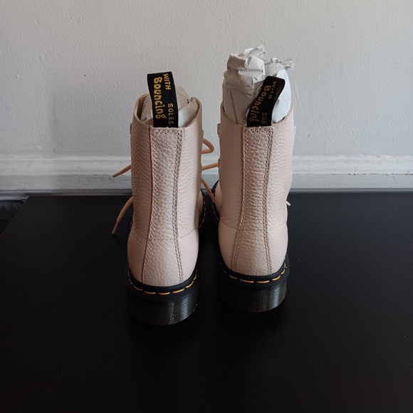 Dr. Martens 1460 Pascal In The Color “Shell Pink Milled Nappa”. Size 5 - Picture 6 of 8